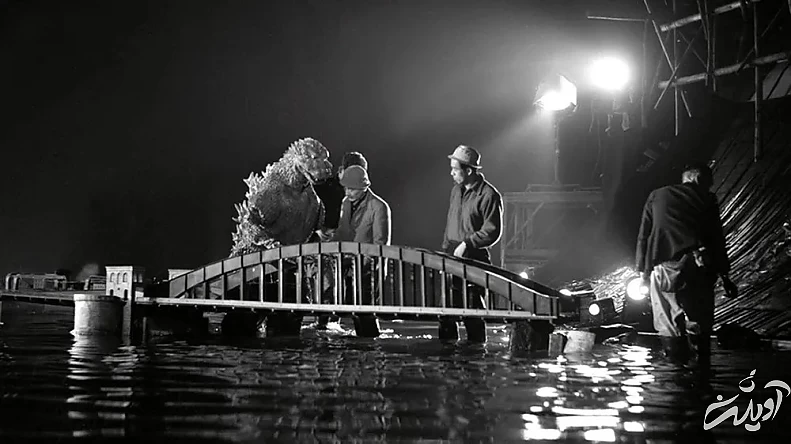 عکس‌هایی از پشت صحنۀ اولین فیلم «گودزیلا»؛ هفتاد سال قبل